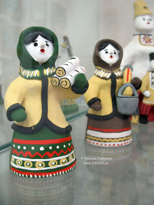 Frauen beim Holen von Holz und Wasser. Museum des Kargopoler Spielzeuges im Zentrum der Volkshandwerke „Bereginja“. Kargopol © Oksana Fedotova 